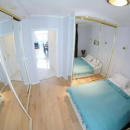 W Porcie Przy Latarni Morskiej Apartment *